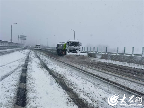 24小时不停歇！淄博城管出动6000余人，300余台机械设备紧急除雪作业